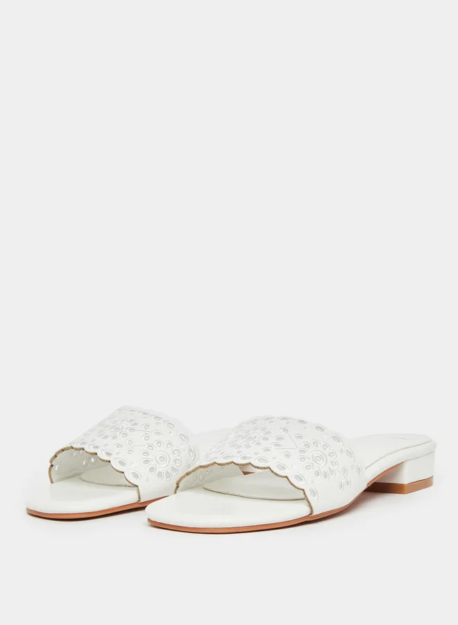 ستايلي صندل بمقدمة مفتوحة وسير مطرز